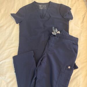FIGS xxs three pocket scrub top and small/t yola bottoms